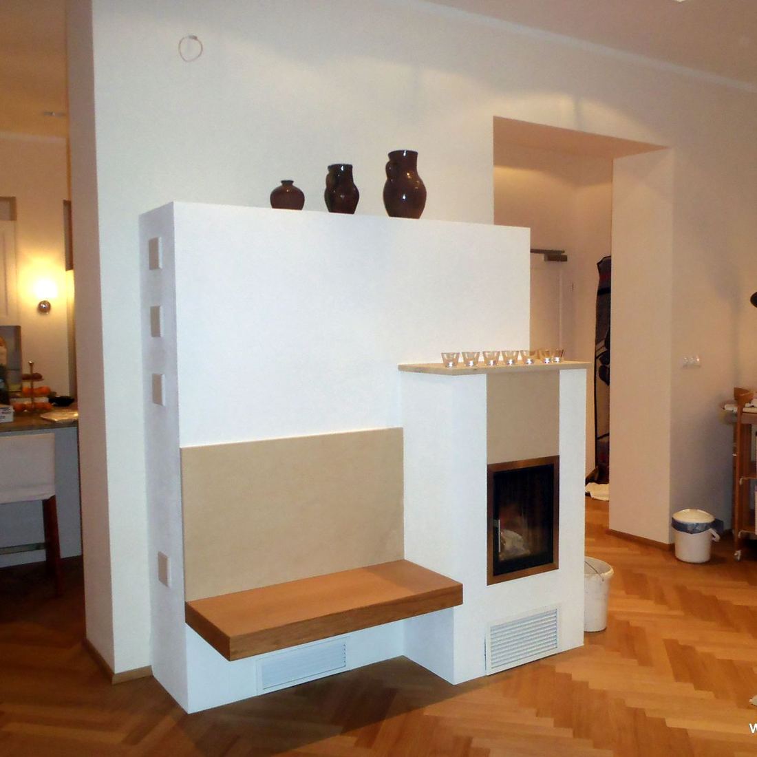Kachelofen im Wohnraum von Keram Leszkovich